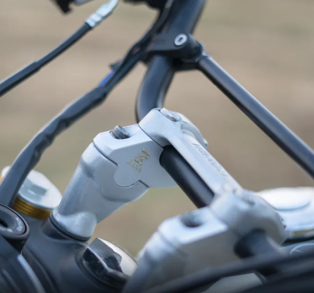 ZANA Offset Handlebar Riser for Triumph Scrambler 400 – Silver